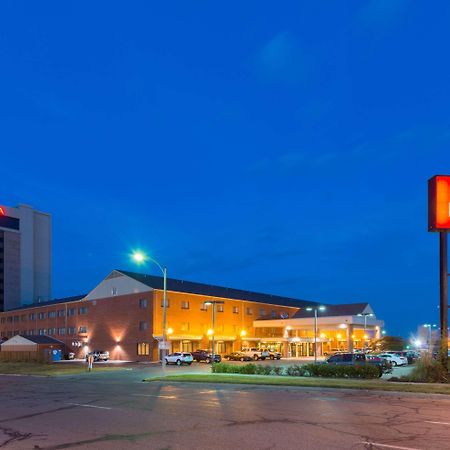 Ramada By Wyndham Topeka Downtown Hotel & Convention Center Exteriör bild