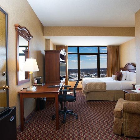 Ramada By Wyndham Topeka Downtown Hotel & Convention Center Exteriör bild