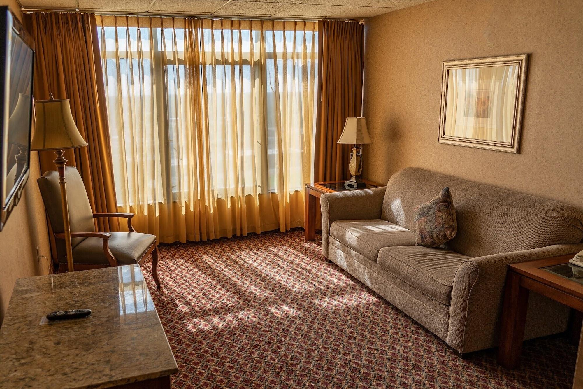 Ramada By Wyndham Topeka Downtown Hotel & Convention Center Exteriör bild