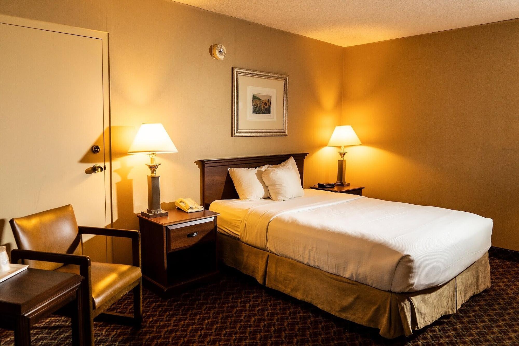 Ramada By Wyndham Topeka Downtown Hotel & Convention Center Exteriör bild
