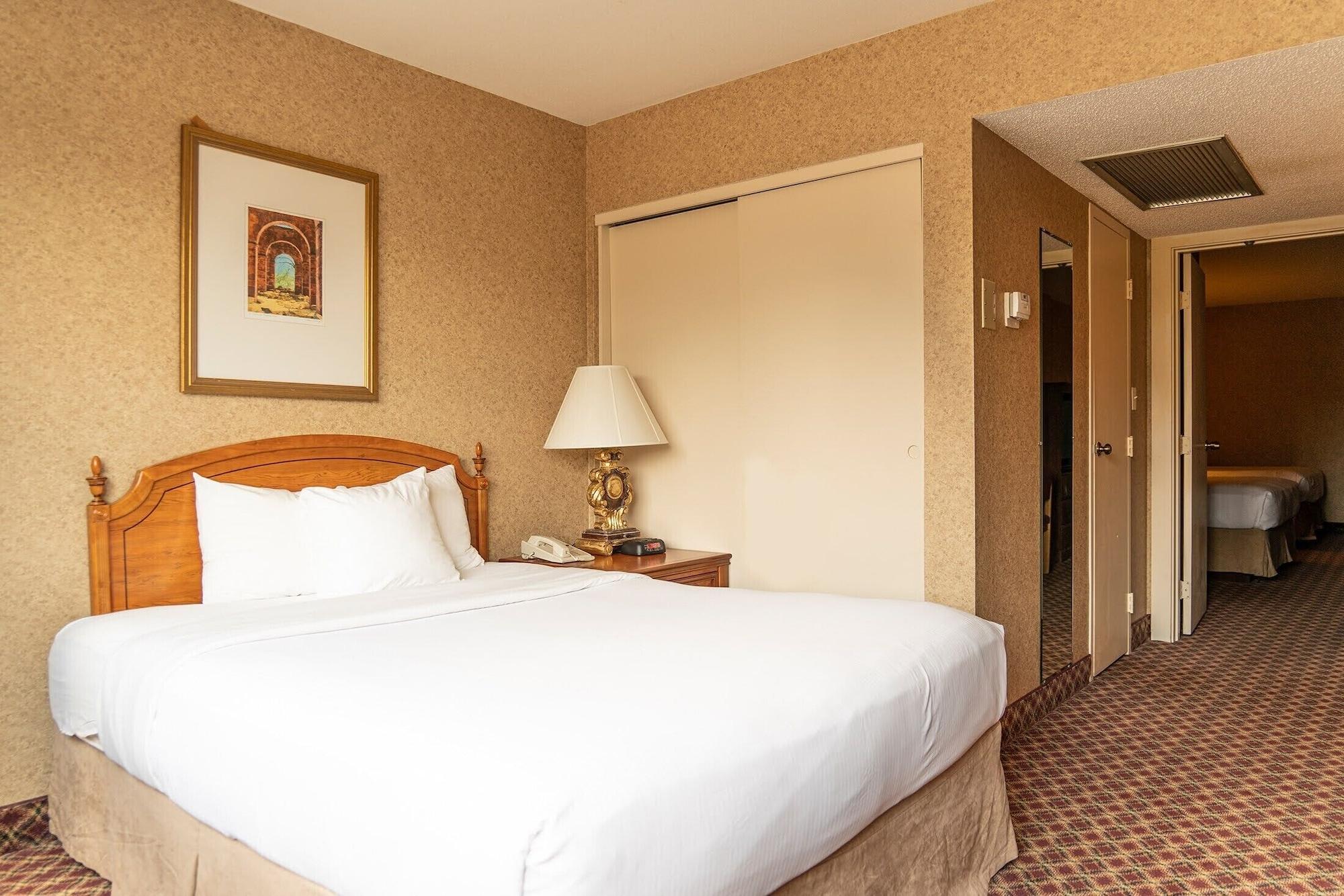 Ramada By Wyndham Topeka Downtown Hotel & Convention Center Exteriör bild