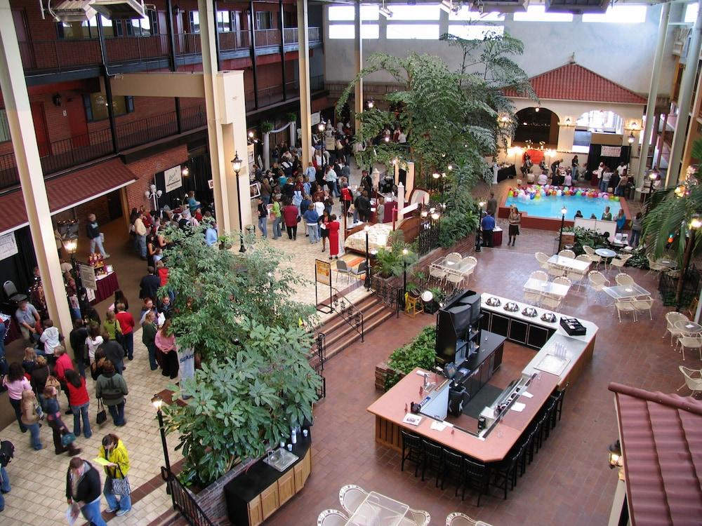 Ramada By Wyndham Topeka Downtown Hotel & Convention Center Exteriör bild