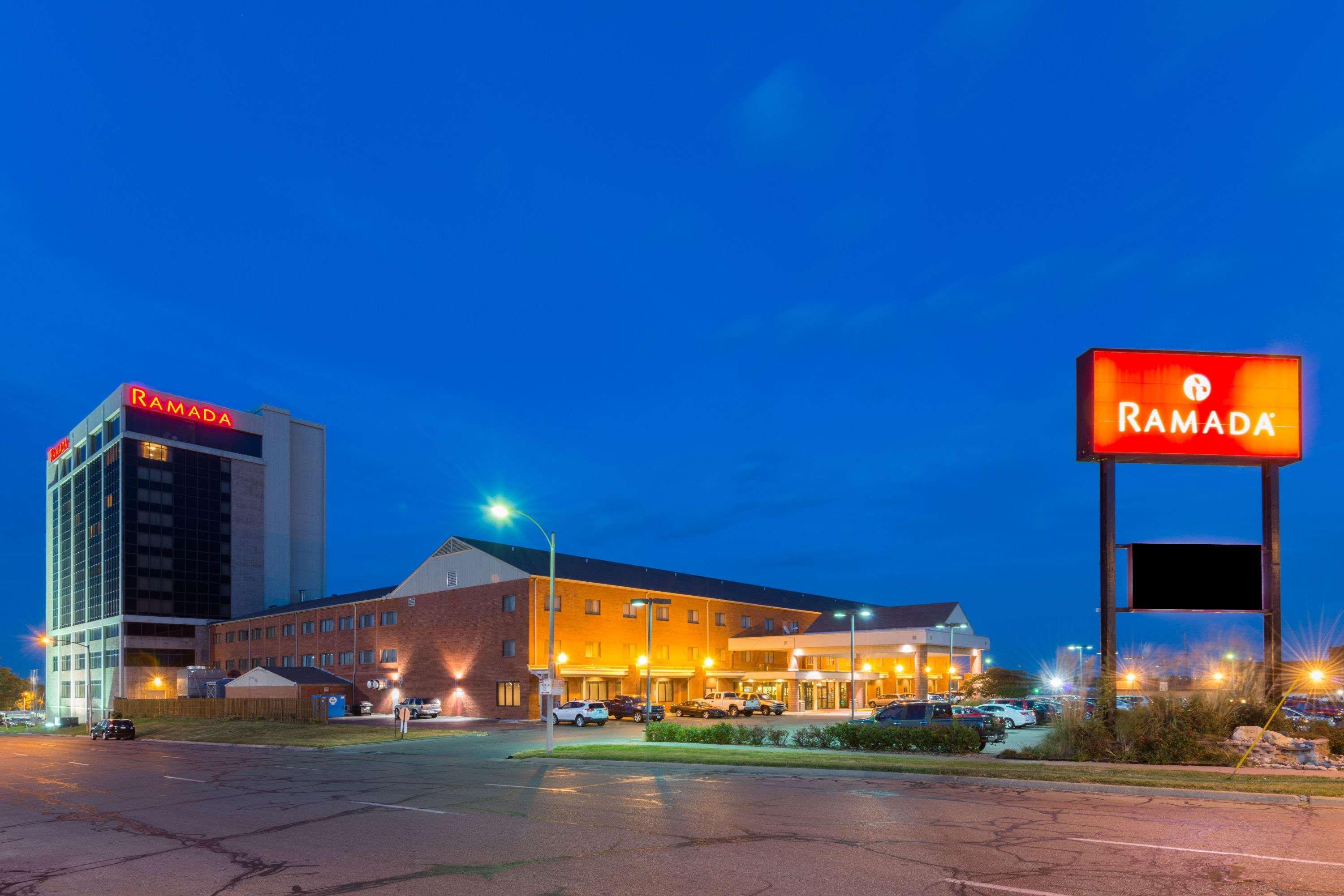 Ramada By Wyndham Topeka Downtown Hotel & Convention Center Exteriör bild