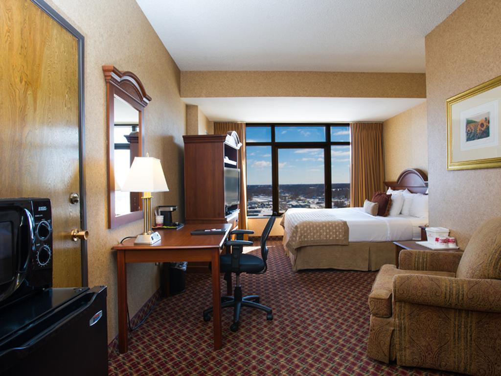 Ramada By Wyndham Topeka Downtown Hotel & Convention Center Exteriör bild