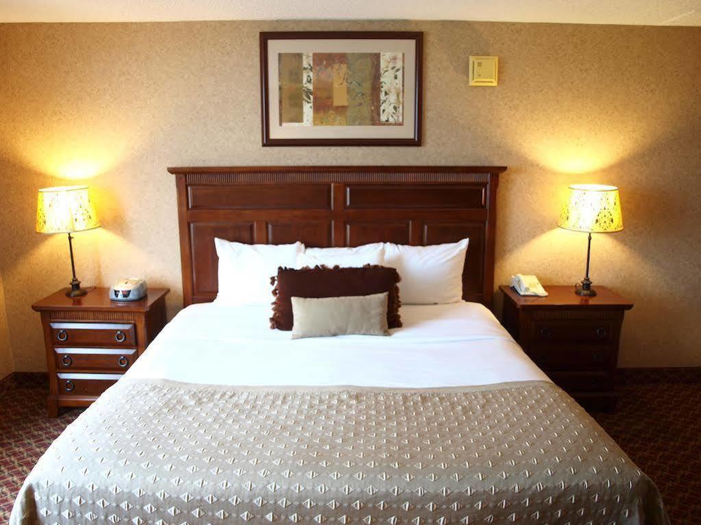 Ramada By Wyndham Topeka Downtown Hotel & Convention Center Exteriör bild