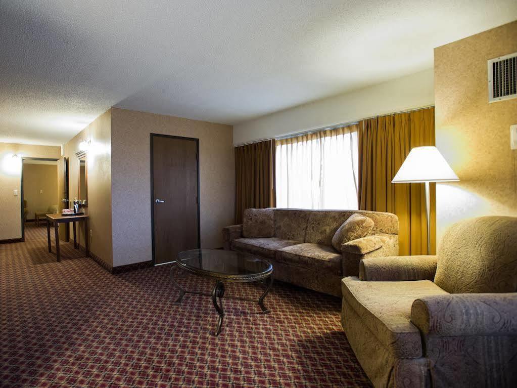 Ramada By Wyndham Topeka Downtown Hotel & Convention Center Exteriör bild