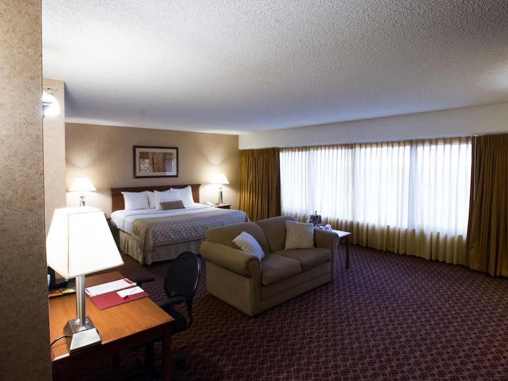 Ramada By Wyndham Topeka Downtown Hotel & Convention Center Exteriör bild