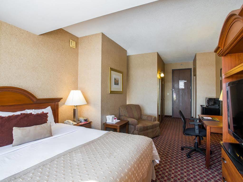 Ramada By Wyndham Topeka Downtown Hotel & Convention Center Exteriör bild