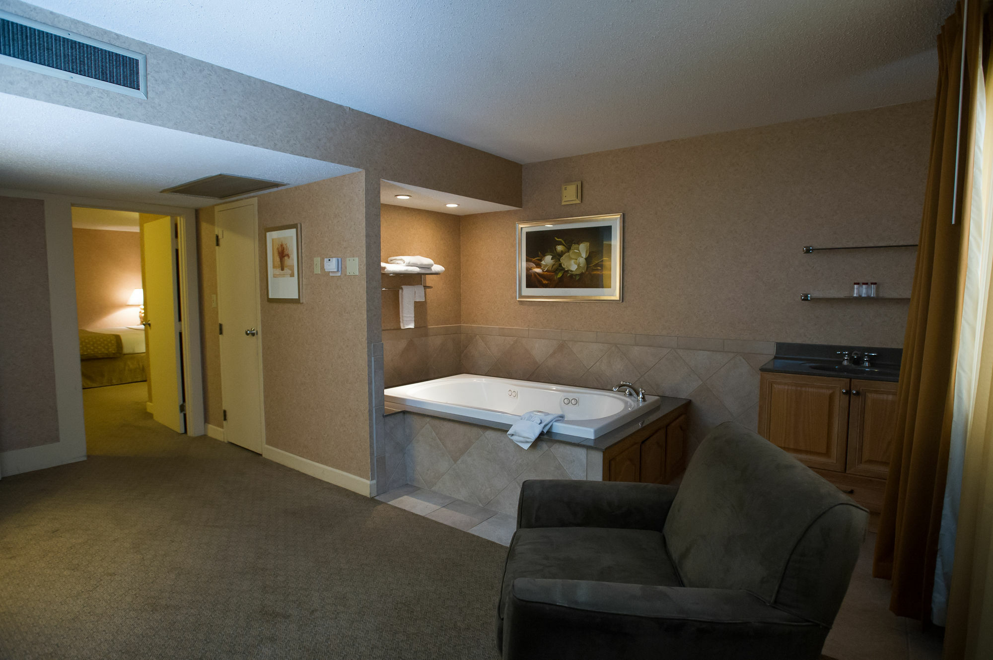 Ramada By Wyndham Topeka Downtown Hotel & Convention Center Exteriör bild