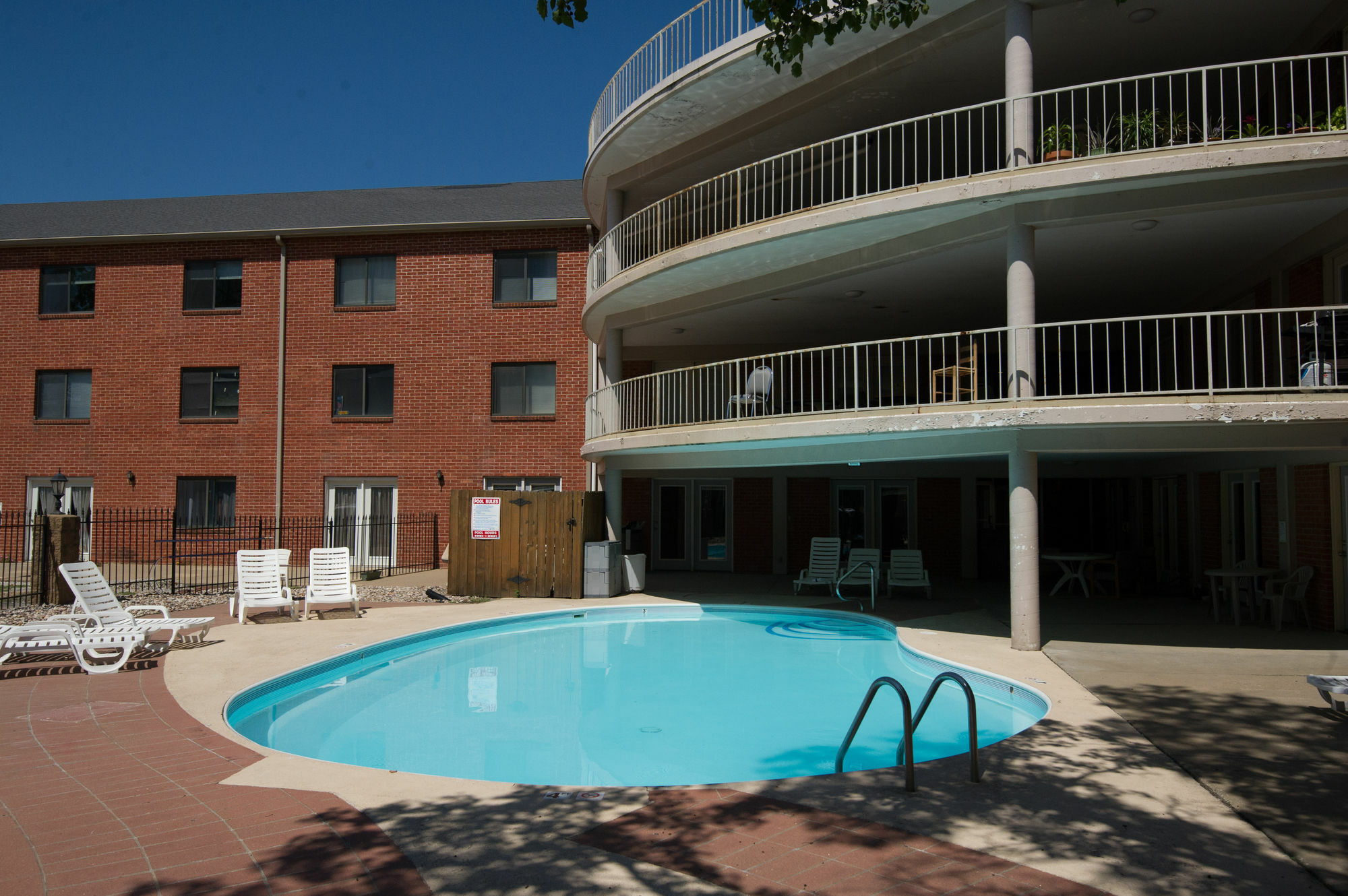 Ramada By Wyndham Topeka Downtown Hotel & Convention Center Exteriör bild