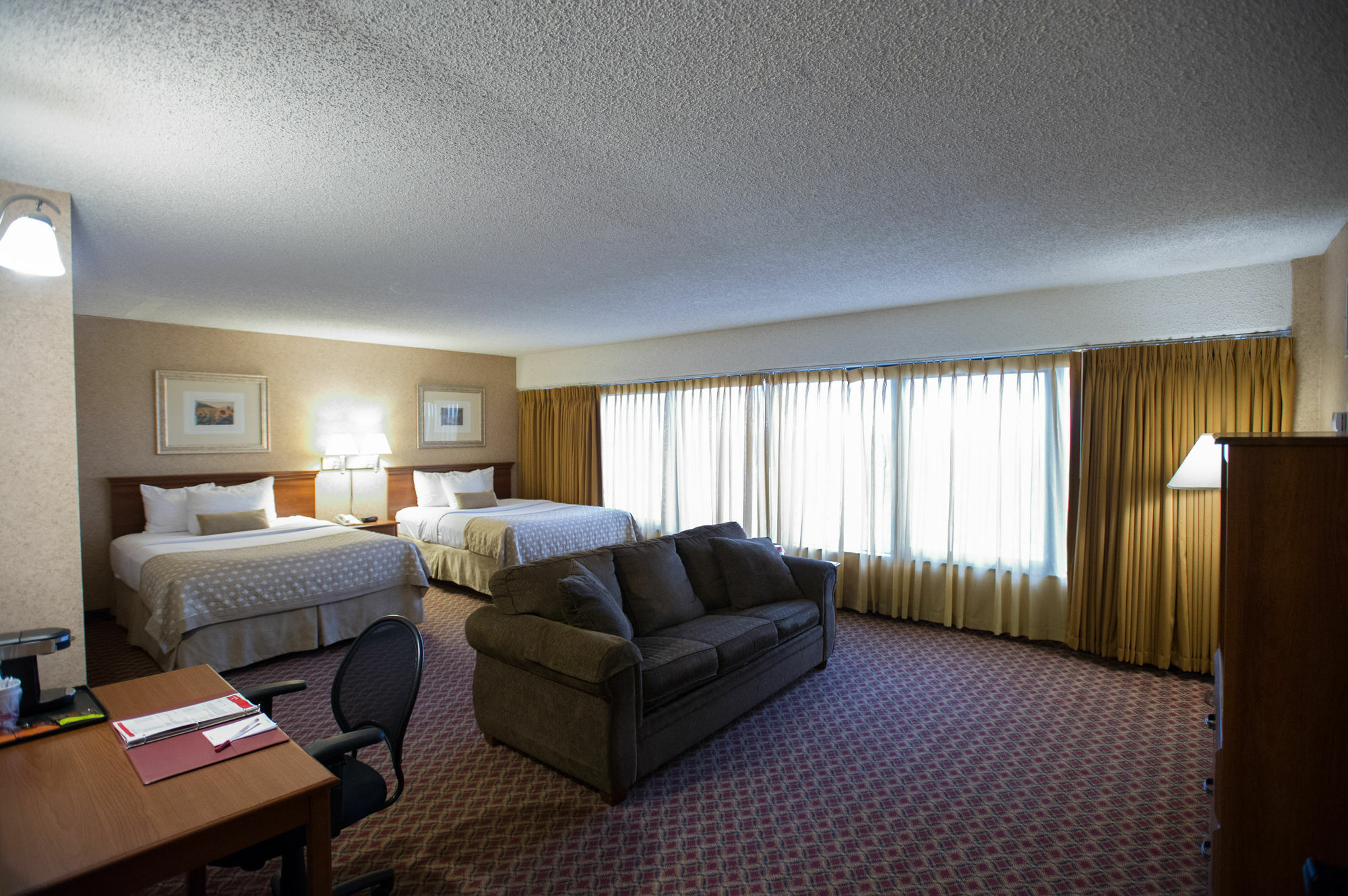 Ramada By Wyndham Topeka Downtown Hotel & Convention Center Exteriör bild